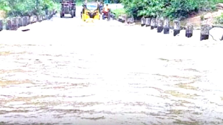 ధర్మపురి: నేరెళ్ల వాగు ఉధృత ప్రవాహం.. నిలిచినరాకపోకలు